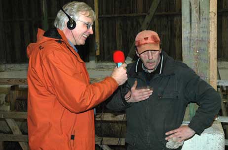 Dieter Werner, Mitarbeiter beim Landschaftspflegeverein Dummersdorfer Ufer, erzählte Fritz Toelsner von der Arbeit im Schafstall der Naturschutz-Station. Foto: <b>HELGE NORMANN</b>