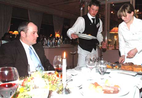 Maurizio Fonelli (Maritim Strandhotel Travemünde) und Ann Christin Becker (Restaurant Strehl, Ahrensburg), servierten den Hauptgang. Unter den Gästen auch Travemündes Kurdirektor Uwe Kirchhoff. Der Kurbetrieb hatte auch Preise für die Veranstaltung gesponsert. Foto: <b>TA</b>