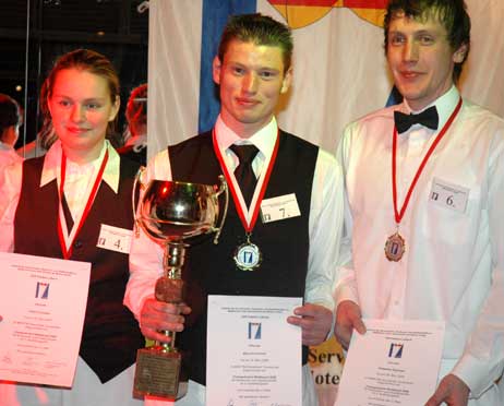 Die Gewinner des Abends: Ulrike Schneider vom Restaurant Wullenwever in Lübeck (Platz 2), Marizio Fonelli vom Maritim Strandhotel Travemünde (Platz 1) und Sebastian Eppinger vom Hotel Gutsmann in Bad Bramstedt (Platz 3). Foto: <b>TA</b>
