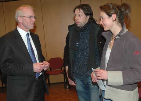 Immer für Gespräche offen: Sven Hollesen, hier mit Sandra Piepiorka und Thorsten Walter von der »Ostsee-Station«, die als Anlieger ja auch von dem Projekt betroffen sind. Foto: <b>TA</b>