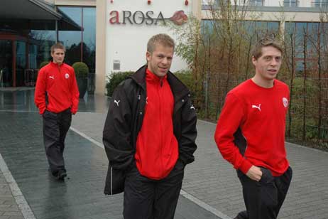 Heimfahrt statt Punkten im Meisterschaftsspiel: Weil das Stadion in Lübeck aufgrund des anhaltenden Regens nicht bespielbar war, machten sich die Fußballer von Fortuna Düsseldorf am Mittag wieder auf den Heimweg. Foto: <b>TA</b>