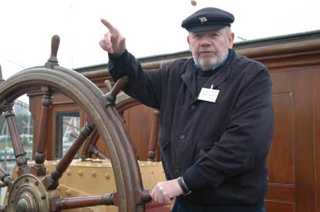 Bis zu vier Mann haben am Ruder der 1911 vom Stapel gelaufenen »Passat« gestanden, erklärt Kapitän Heido Karge. Die Kraft der Wellen wurde bei dem Windjammer ja direkt vom Ruderblatt übertragen. Foto: <b>HELGE NORMANN</b>