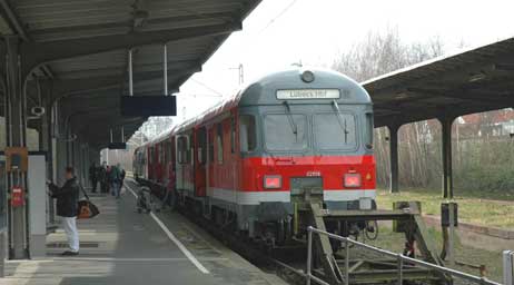 Bus statt Bahn heißt es zeitweilig wieder an den Travemünder Bahnhöfen, wie hier am Strandbahnhof. Foto: <b>ARCHIV TA</b>