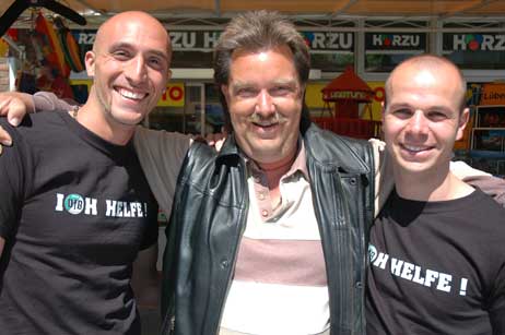 Erinnerungsfoto mit Fan Thorsten Balck: Verteidiger Alessandro Caruso (links) und Kapitän Jan Hoffmann (rechts). Foto: <b>TA</b>