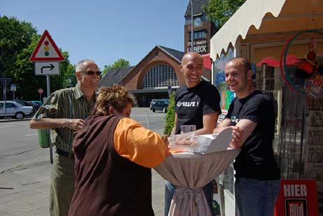 Zusammen mit den Spielern hatten die Fans eine nette Runde, am Ende besorgte eine Dame sogar noch Kaffee für alle. Foto: <b>CARMEN FRISCH</b>