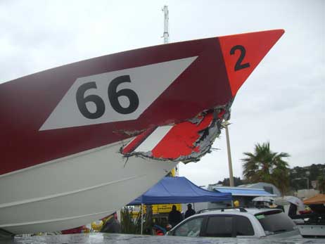 Die »Cranefields Wine« riss ein Stück aus der Bordwand der »Centaurian Yachts«. Foto: <b>SEAREX Offshore Racing Team</b>