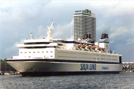 Stolzes Schiff: Die »Finnjet« zieht am Maritim Strandhotel Travemünde vorbei. Foto: <b>HORST-DIETER FOERSTER</b>