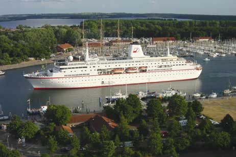 Promi-Schiff für ein paar Stunden: Die »Deutschland« auf ihrem Weg auf die Ostsee. Foto: <b>WOLFGANG MOEBIUS</b>