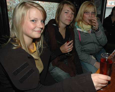 Für die angehenden Augenoptikerinnen Rieke aus Husum (links), Britta aus Segeberg und Rieke aus Fockbek gehört die »Ladies Night« im Bermuda einfach dazu. Foto: <b>HELGE NORMANN</b>