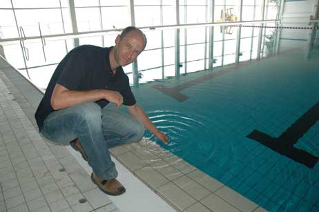 Das Wasser ist schon im Becken, bis die ersten Gäste kommen, haben Betriebsleiter Swen Westphal und Kollegen aber noch ordentlich zu tun. Foto: <b>TA</b>