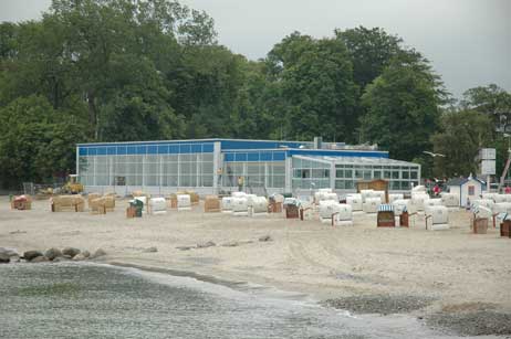 Das Niendorfer Meerwasser-Schwimmbad wurde wie viele andere Bäder auch in den 70er Jahre des vorigen Jahrhunderts gebaut. Für die Badegäste bietet es einen tollen Panorama-Blick aufs Meer. Foto: <b>TA</b>