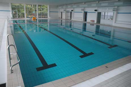 Die 25-Meter-Bahn ist das Herzstück des Meerwasser-Schwimmbades, hier kann man in ruhe ein paar gerade Bahnen schwimmen, Vereinssport und Tourismus gehen problemlos zusammen. Foto: <b>TA</b>