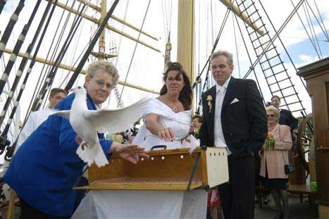 Weiße Tauben fliegen zu lassen ist eine beliebte Tradition bei Hochzeiten. Die finden dann ihren Weg in den Verschlag nach Lübeck, wo sie auf den nächsten Ausflug warten. Alle Fotos: <b>KARL ERHARD VÖGELE</b>