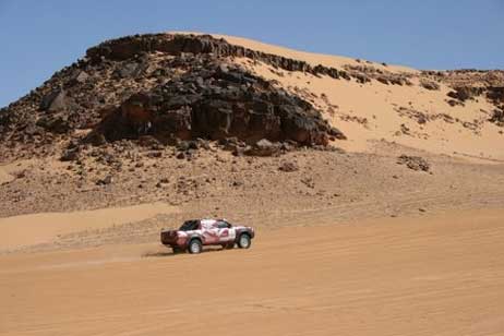 Die Weite der Landschaften, Dünen und Staub, Abenteuer und Motorsport faszinieren das Nissan Raid Rallye Team. Foto: <b>marathonrallye.com</b>