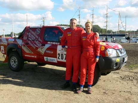Anja Bork und Andreas Wulf freuen sich auf die Rallye de Tunesie Erg Oriental, zu der sie Ende September aufbrechen. Die Tour führt sie über zehn Tage und 3000 Kilometer durch den Süden Tunesiens. Foto: <b>CLAUDIA SCHMÄING</b>