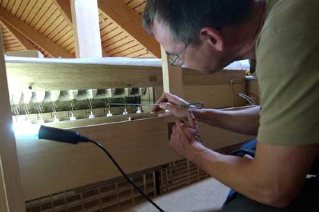 Friedemann Schwarzenberg arbeitet an den Verbindungen zwischen Tasten und Orgelpfeifen. Alles ist mechanisch, kann so auch nach Jahrhunderten noch problemlos repariert werden. Foto: <b>KARL ERHARD VÖGELE</b>