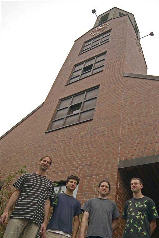 Die Dresdner Orgelbauer vor der Versöhnungskirche: Matthias Weisbach, Anton Walsch, Christian Mrzik und Friedemann Schwarzenberg. Foto: <b>KARL ERHARD VÖGELE</b>