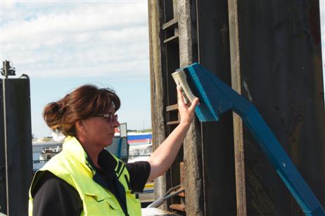 Anke Klein (oben) und Ulrike Quanz (unten) versehen abwechselnd Decksdienst und den Dienst als Kassiererinnen. Beide haben Spaß an ihrer Arbeit auf den Fähren und beide sind so nett wie ihre männlichen Kollegen, aber irgendwo bleiben die beiden Damen mit ihrem gewinnenden Lächeln unerreicht. Jedenfalls geht das aus dem uneingeschränkten Lob der Herren am Steuer hervor, sei es, dass sie am Morgen zur Arbeit fahren oder sei es, dass sie als Gast nach langer Autobahnfahrt in Travemünde ankommen und sich auf den Urlaub freuen. Gerne geben die Damen Auskunft auf viele Fragen, so, was denn auf dem Priwall los sei, ob man »hier nach Boltenhagen komme« und wie das früher mit der Grenze gewesen sei. Alle Fragen werden gerne und nach bestem Wissen und Gewissen beantwortet. Auf die Frage. »ob man hier nach Boltenhagen komme« wurde natürlich wahrheitsgemäß mit einem »Ja« geantwortet. Doch nach wenigen Minuten kam der Gast auf der Gegenfähre nach Travemünde zurück. Er meinte, er sei zu früh von der Fähre gelassen worden und hoffte nun auf Weiterfahrt nach Boltenhagen. Auf der Fähre natürlich. Tja, so was gibt es dann auch.