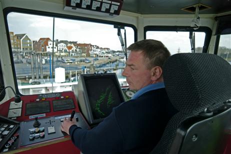 Stephan Krull auf der »Travemünde« kurz vor Erreichen des Anlegers auf der Travemünder Seite. Auf dem Radarbild ist die Verkehrslage zu erkennen.