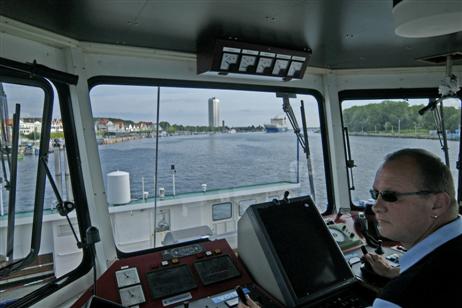 Noch ist die RoRo-Fähre weit genug weg, um es Schiffsführer Daniel Schweitzer zu ermöglichen, mit der »Travemünde« vorher noch die Trave zu queren.