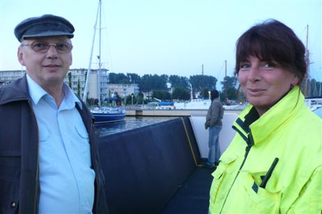 Am Morgen kurz nach 5 Uhr. Die Fähre ist auf dem Weg zum Priwall. Fred Nilsson (l) hat gerade seinen Nachtdienst im Maritim (Residenz) beendet. Jetzt geht es nach Hause. Ganz anders bei Ulrike Quanz. Für sie beginnen 8 Stunden Arbeit. Beide nutzen die Zeit der Überfahrt für ein kleines Schwätzchen und haben sichtlich Spaß dabei.
