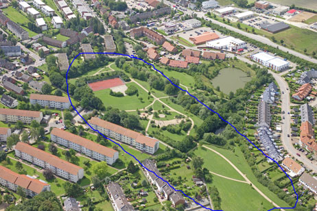 Der Orkneypark in Travemünde bietet eine Reihe von hintereinanderliegenden Grünflächen. Eine davon im oberen Teil soll Freilauffläche für Hunde werden. Foto: <b>KARL ERHARD VÖGELE</b>