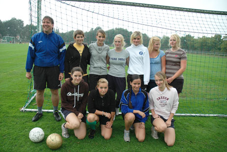 Ralf Baale trainiert Travemündes neue Fußballerinnen, viele kommen aus der Leichtathletik. Fotos: <b>HELGE NORMANN</b>