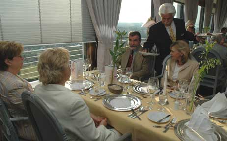 »Anspruchsvolle Genießer« findet man seit jeher im Travemünder »Restaurant über den Wolken«. Foto: <b>ARCHIV TA</b>