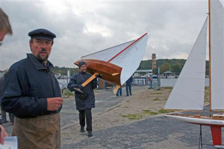 Bernd Tilgner aus Finsterwalde segelte am Priwall die zwei Meter lange »Vineta« (Masthöhe 2,50 Meter). Alle Fotos: <b>KARL ERHARD VÖGELE</b>