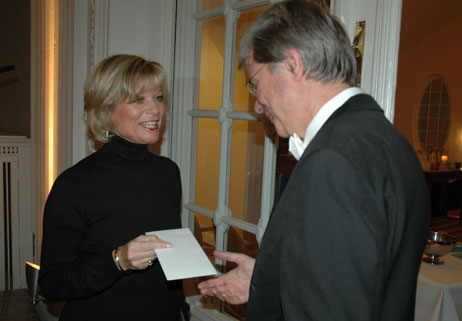 Ahrensburgs stellvertretende Bürgermeisterin Susanne Philipp-Richter überreichte Orchesterleiter Michael Klaue auch einen kleinen Zuschuss der Stadt. Foto: <b>TA</b>