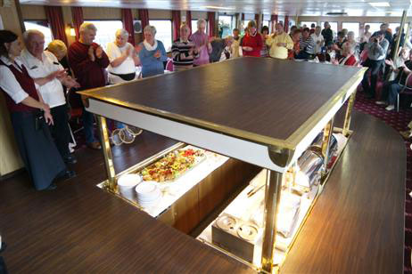 Buffet mit Show-Effekt: Wie ein Fahrstuhl fahren die leckeren Sachen nach oben. Foto: <b>KARL ERHARD VÖGELE</b>