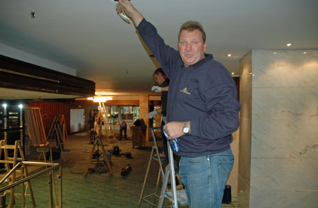 Der technische Leiter Manfred Hanecke und die vielen Handwerker hatten in den letzten Tagen viel zu tun im Maritim. Foto: <b>TA</b>