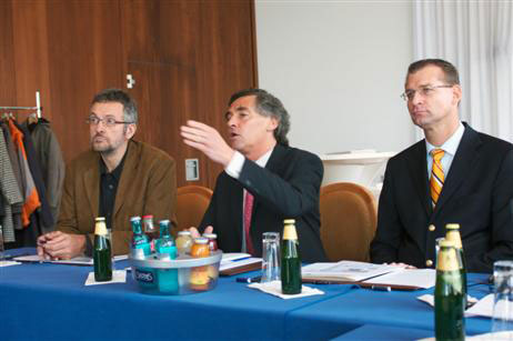Matthias Erz, Bernd Saxe und Ralph Hosbein erläuterten das Konzept der Seite. Foto: <b>KARL ERHARD VÖGELE</b>
