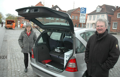Die ersten, die die neuen alten Parkplätze nutzten, waren die Hönacks. Die freuten sich, dass sie ihre Einkäufe nicht so weit schleppen mussten. Foto: <b>TA</b>