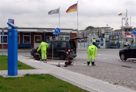 Erste Anzeichen, dass es losgeht. Die Taxi-Plätze kommen wieder dahin, wo Taxi-Fahrer und Taxi-Gäste sie haben wollen: Zur Priwall-Fähre. Foto: <b>KARL ERHARD VÖGELE</b>