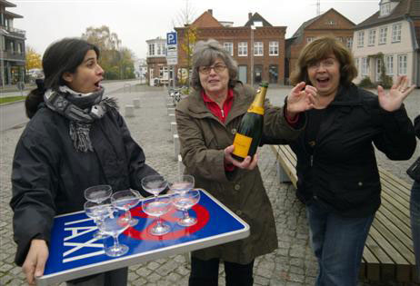 Freude bei den Anwohnern, Marta Hönack (Mitte) spendierte eine Flasche Schampus. Als stilechtes Tablett diente das demontierte Taxi-Schild, das am Fährplatz liegen geblieben war. Es kann bei Haferkorn abgeholt werden. Foto: <b>KARL ERHARD VÖGELE</b>