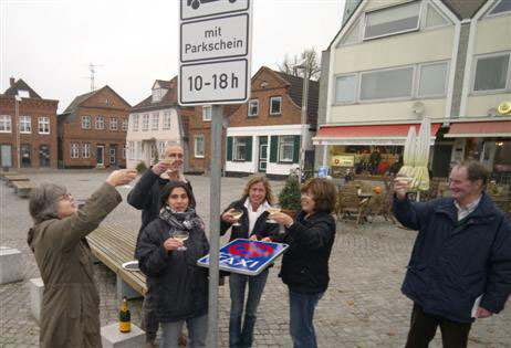 Zur kleinen Feierstunde gesellte sich auch Travemündes CDU-Chef Klaus Petersen (rechts), der zufällig vorbeikam und den Spaß mitmachte. Foto: <b>KARL ERHARD VÖGELE</b>
