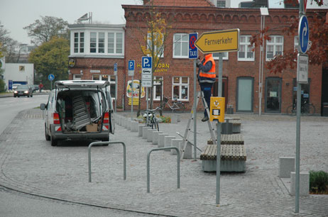 Am Donnerstag (6.11.2008) wurden auch die Taxi-Schilder demontiert, im Bereich Jahrmarktstraße kann man nun wieder normal parken (mit Parkschein). Foto: <b>TA</b>