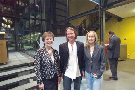 Besuch aus Lübeck bei der Hamburger Vernissage: Eva-Maria Schulze (links) und LTM-Prokuristin Kerstin Neumann (rechts) mit Künstler Michael Weigel. Foto: <b>KARL ERHARD VÖGELE</b>