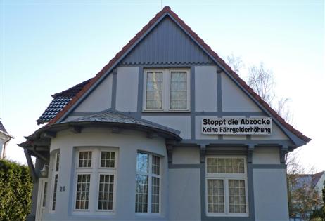 An vielen Häusern in der Mecklenburger Landstraße sieht man Protest-Banner gegen die Fährpreis-Erhöhung. Fotos: <b>KEV</b>