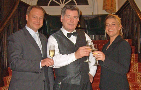 Casino-Leiterin Jessica Barke (rechts) und der Technische Leiter Andree Bannas (links) gratulieren mit einem Glas Champus Herrn Klaus Hauke (Mitte). Foto: <b>CASINO</b>