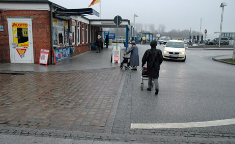 Für Gehwagen ein Hindernis: Das Kopfsteinpflaster auf dem Weg zur Fähre. Wenige Quadratmeter mehr Asphalt, und die Senioren müssten nicht auf de befahrene Straße ausweichen. Foto: <b>TA</b>