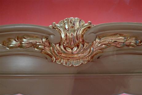 Einkaufserlebnis: Der Vitrinenschrank wurde aufwändig mit Blattgold verziert. Foto: <b>KARL ERHARD VÖGELE</b>