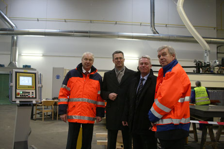 Besichtigten die neue CNC-Maschine von Finnforest: Hans-Gerd Gieleßen, Heinrich Beckmann, Michael Menz und Lothar Loddoch (v. li.). Foto: <b>ROLF KLEIN</b>