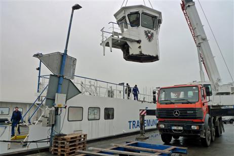 Bald hängt der Mast am Haken und wird erst mal auf das Deck der Fähre gelegt. Neu montiert wird die Antenne eines modernen Radargerätes.