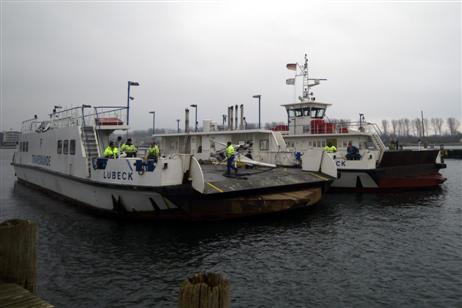 Nach getaner Arbeit wird die Travemünde für die weiteren Arbeiten wieder an die alte Stelle im Fischereihafen verholt.