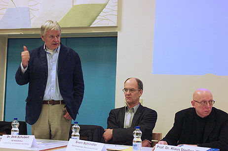 Dr. Dirk Schubert (links) forderte, das Waterfrontprojekt solle städtebaulich die landschaftliche Prägung des Priwall behutsam mit einbinden.