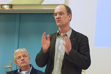 Herr Schindler, Vorsitzender des Bauauschusses gab aus seiner Sicht eine Einschätzung über den Beginn des Projektes mit der Vertragsunterzeichnung. Es sei viel zu wenig von dem beabsichtigten Konzept zu erkennen gewesen.