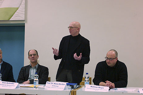 Der Ökologe Prof. Dr. Klaus Dierßen mahnte ein Konzept an, welches den Naturschutz einzubinden habe, damit die Ressourcen der Natur erhalten blieben.