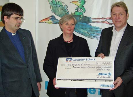 Michael Rathmann (rechts) übergab 1000 Euro an Schwester Petra Andrews, Pflegedienstleiterin der Ökumenischen Sozialstation Travemünde. Links: Diakoniepastor Kai Gusek. Foto: <b>DIAKONIE</b>